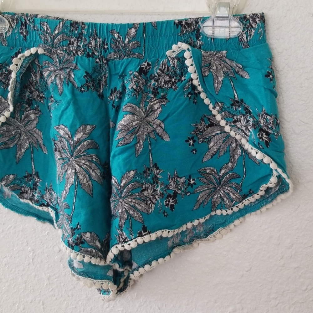 Palm tree pattern print design flowy shorts - Picture 4 of 6